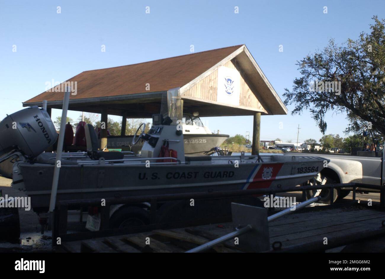 AIDS to Navigation Team - Dulac, Louisiana - 26-HK-343-10. Hurrikan Katrina Stockfoto