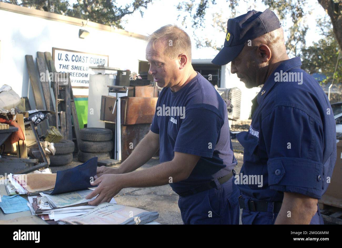 AIDS to Navigation Team - Dulac, Louisiana - 26-HK-343-21. Hurrikan Katrina Stockfoto