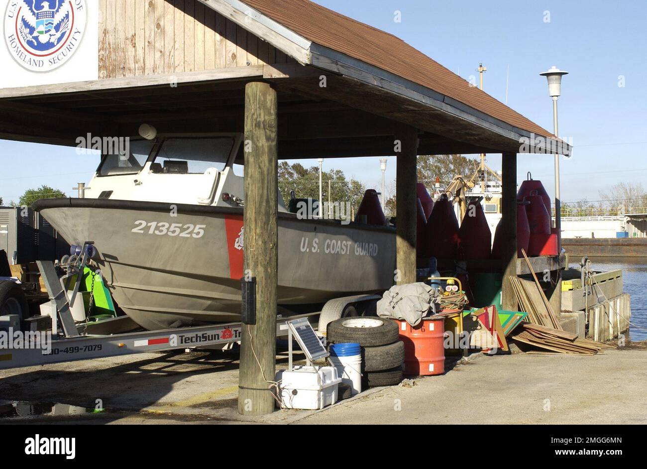 AIDS to Navigation Team - Dulac, Louisiana - 26-HK-343-9. Hurrikan Katrina Stockfoto