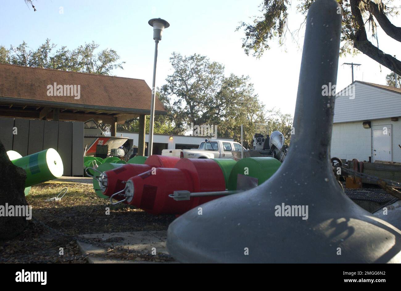 AIDS to Navigation Team - Dulac, Louisiana - 26-HK-343-13. Hurrikan Katrina Stockfoto