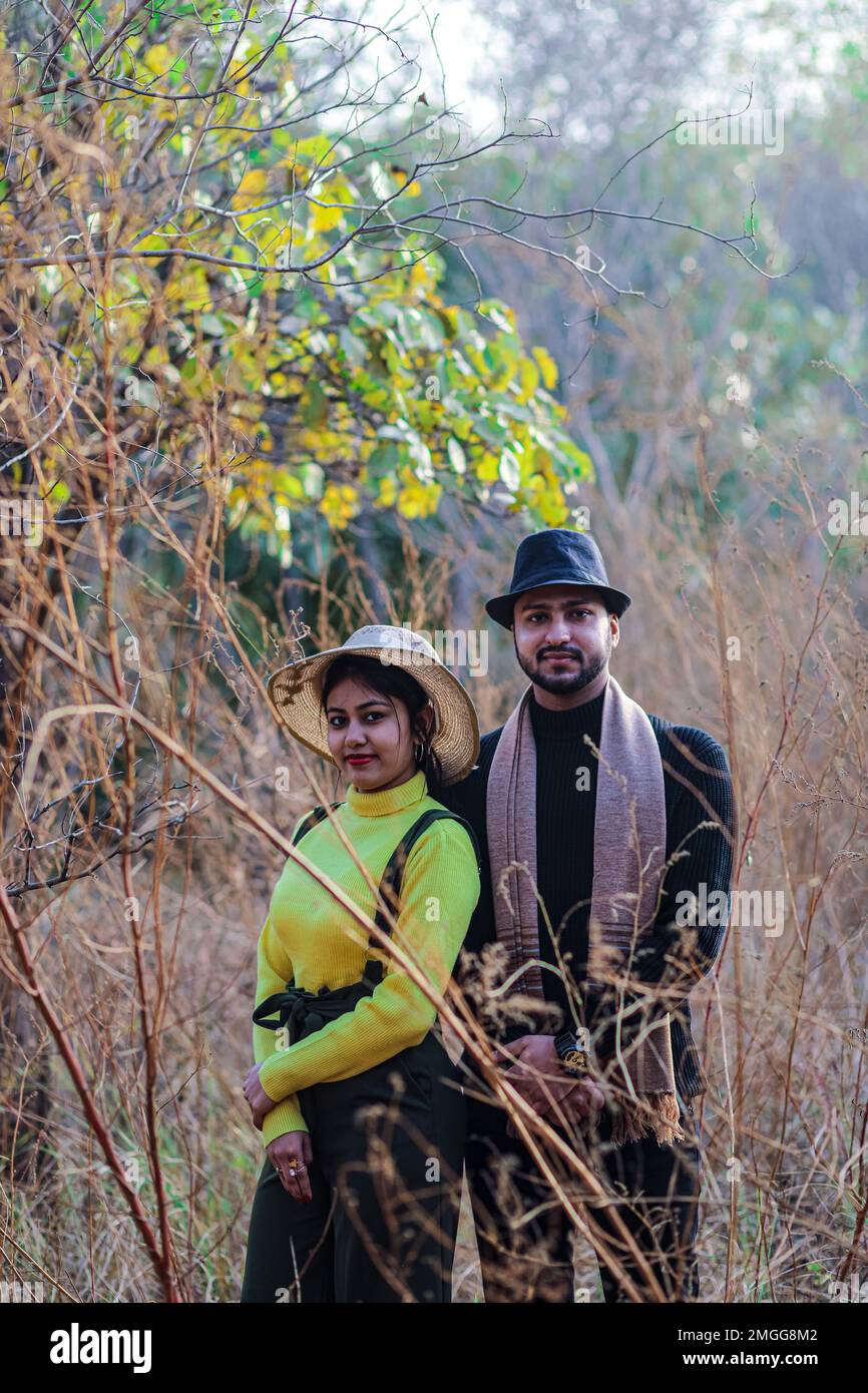 Vor der Hochzeit wurde ein indianisches Paar auf dem Weg der Natur in Delhi, Indien, gedreht. Romantisches Paar Shoot. Braut und Bräutigam im natürlichen Wald mit Bäumen. Stockfoto