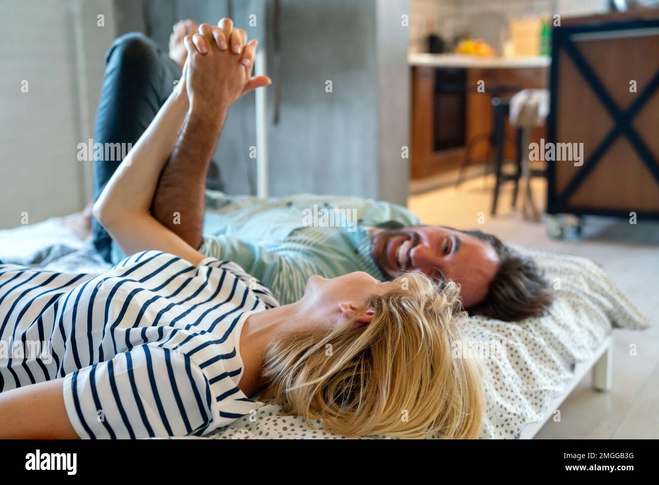 Liebe liegt in der Luft. Schönes junges Paar, das kostbare Zeit miteinander verbringt. Stockfoto