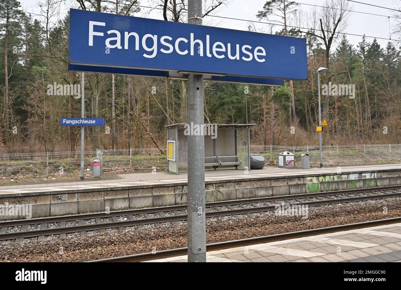 25. Januar 2023, Brandenburg, Grünheide: Bahnhof Fangschleuse. Seit die Gigafactory Berlin-Brandenburg des US-Elektrofahrzeugherstellers Tesla sich hier niedergelassen hat, ist das Passagieraufkommen auf der Bahnlinie RE1 stark angestiegen. Die Deutsche Bahn will den Bahnhof Fangschleuse näher an die Fabrik bringen. Die Verlegung des Bahnhofs wird voraussichtlich rund 200 Millionen Euro kosten. Die Bauarbeiten sollen 2025 beginnen. Die neue Station soll dann Ende 2026 in Betrieb genommen werden. Foto: Patrick Pleul/dpa Stockfoto