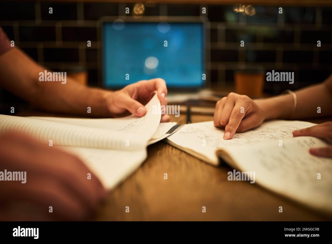 Ihre Sorgfalt wird sie weit bringen. Zwei nicht identifizierbare Schüler, die an einem Café-Tisch studieren. Stockfoto