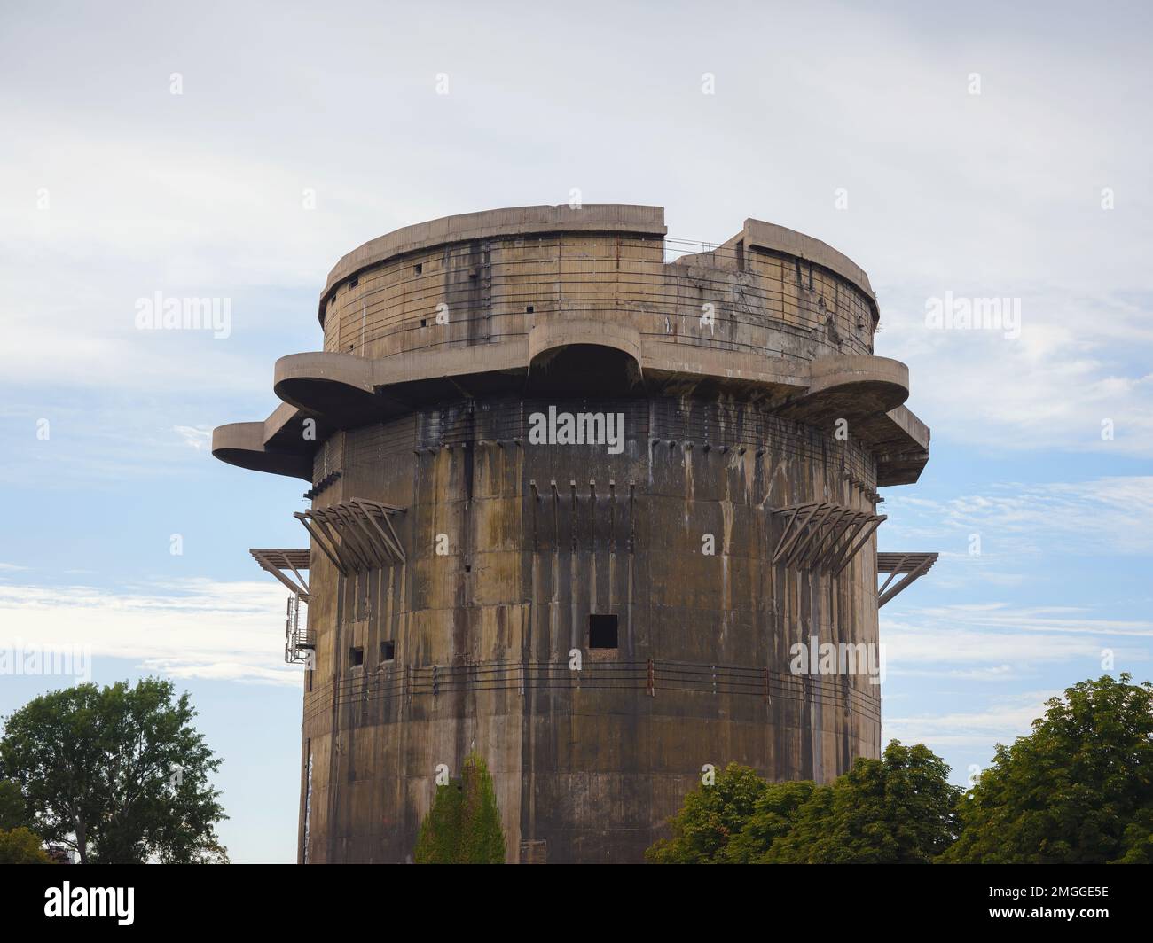 Der Flugabwehrturm der Luftwaffe in Wien ist ein großes Betonblockhaus am Boden, das mit Luftabwehr ausgerüstet ist und von der Luftwaffe während des Zweiten Weltkriegs durch Bombardierungen der Anti-Hitler-Koalition genutzt wurde. Stockfoto