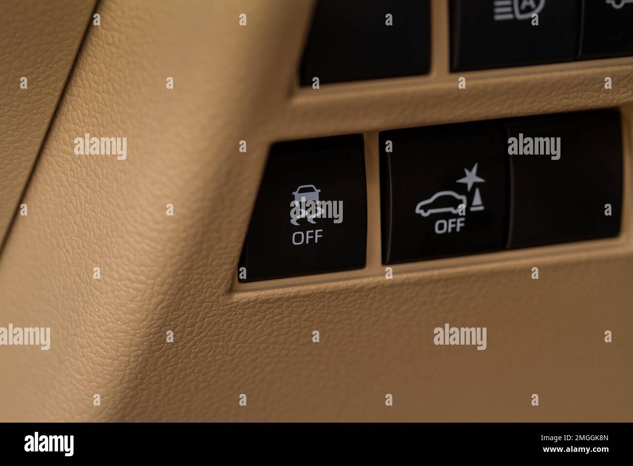 Handbedienung ESP (Electronic Stability Program) Steuerung Nahaufnahme. Interieur Detail eines modernen Autos. ESP-Taste. Stockfoto