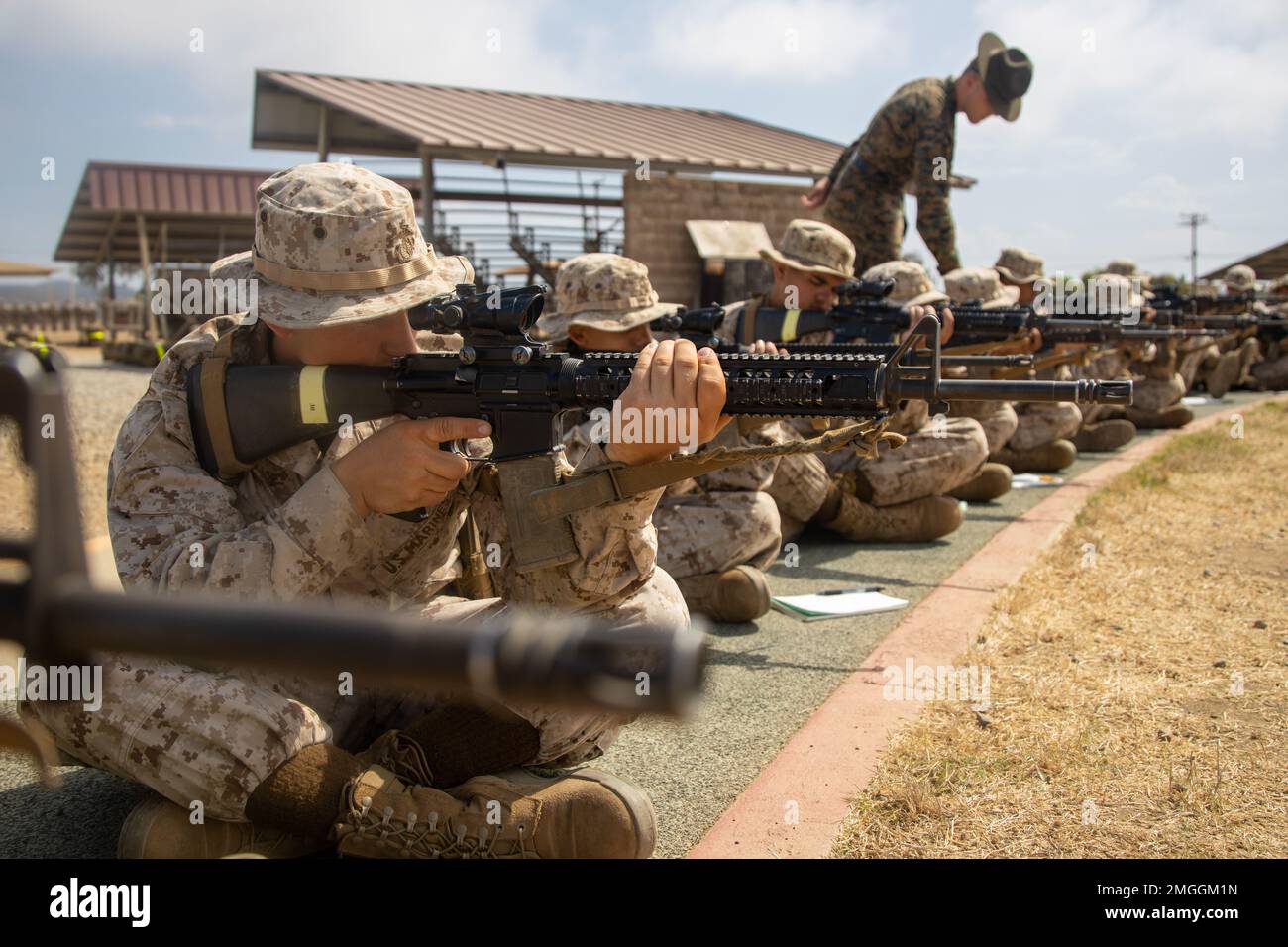 USA Marinekorps-Rekruten bei Fox Company, 2. Rekrutierungs-Bataillon, nehmen an der Graswoche im Marinekorps-Basislager Pendleton, Kalifornien, am 24. August 2022 Teil. Die Rekruten werden in der nächsten Woche zahlreiche Stunden damit verbringen, die Grundlagen der Schießkunst zu beherrschen, bevor sie mit den Feuerübungen fortfahren. Stockfoto