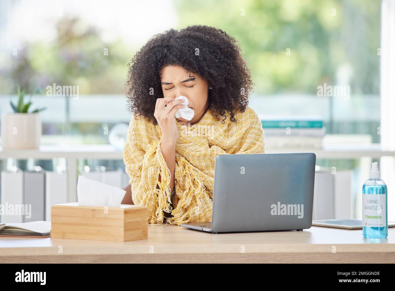 Krank, Laptop und Nasenbluten mit einer Geschäftsfrau, die ein Taschentuch benutzt, während sie in ihrem Büro arbeitet. Computer, schwul und niesen mit einer jungen Frau Stockfoto