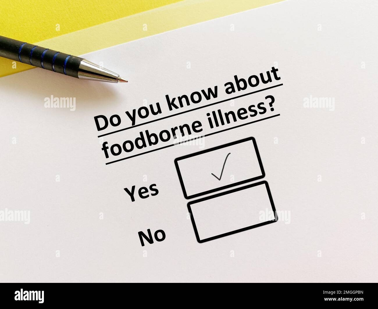 Eine Person beantwortet Fragen zur Lebensmittelherstellung. Er weiß von lebensmittelbedingten Krankheiten. Stockfoto
