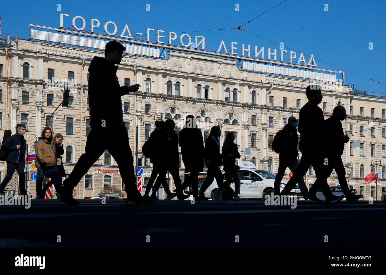 In this Friday, May 1, 2020 photo, a sign reads "Hero City Leningrad" installed atop the Oktyabrskaya Hotel across from the Moskovsky railway station in St.Petersburg, Russia. When passengers exit the city's main railway station, they face a huge sign sprawled across a building on the other side of the square: "Hero City Leningrad," a title bestowed on the city for its endurance of the 1941-44 siege. (AP Photo/Dmitri Lovetsky) Stockfoto