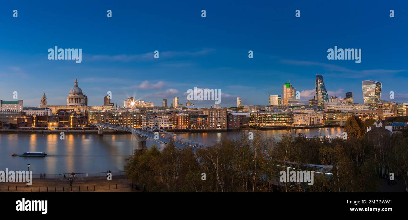 London, Großbritannien - Panoramablick auf die Skyline von London mit St. Paul's Cathedral, Millennium Bridge, Wolkenkratzer der berühmten Finanzbank Distrikt Stockfoto