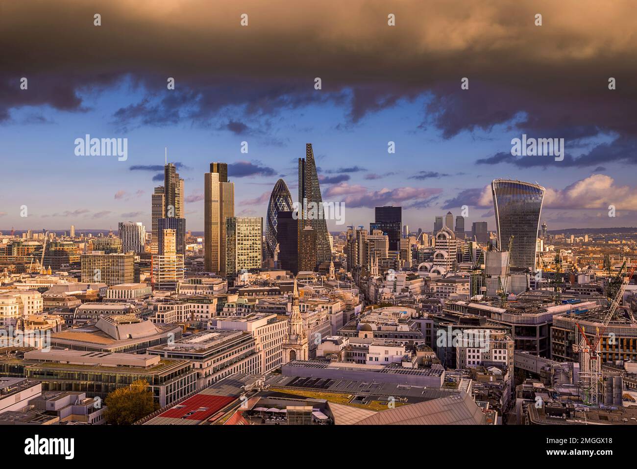 London, Großbritannien - Goldener Sturm über der Bank, Londons berühmtem Geschäftsviertel bei Sonnenuntergang mit Wolkenkratzern. Panoramablick auf die Skyline von London Stockfoto
