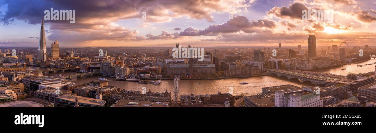 London, Großbritannien - Panoramablick auf die Skyline von Süd-London bei Sonnenuntergang mit berühmten Wolkenkratzern, Millennium Bridge, Blackfriars Bridge und London Bridg Stockfoto