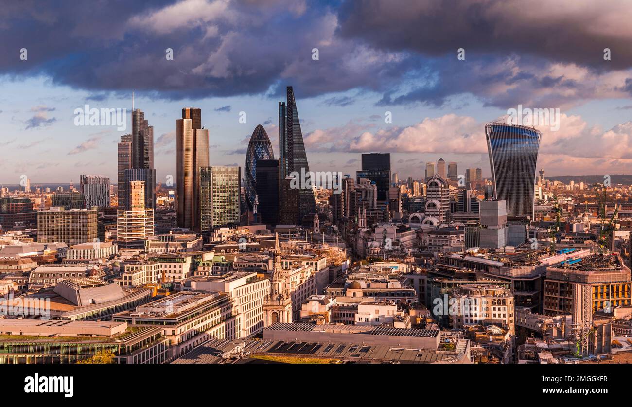 London, Großbritannien - Panoramablick auf die Skyline von Bank, Londons berühmtem Geschäftsviertel mit Wolkenkratzern, Canary Wharf im Hintergrund und dramatischem Stockfoto