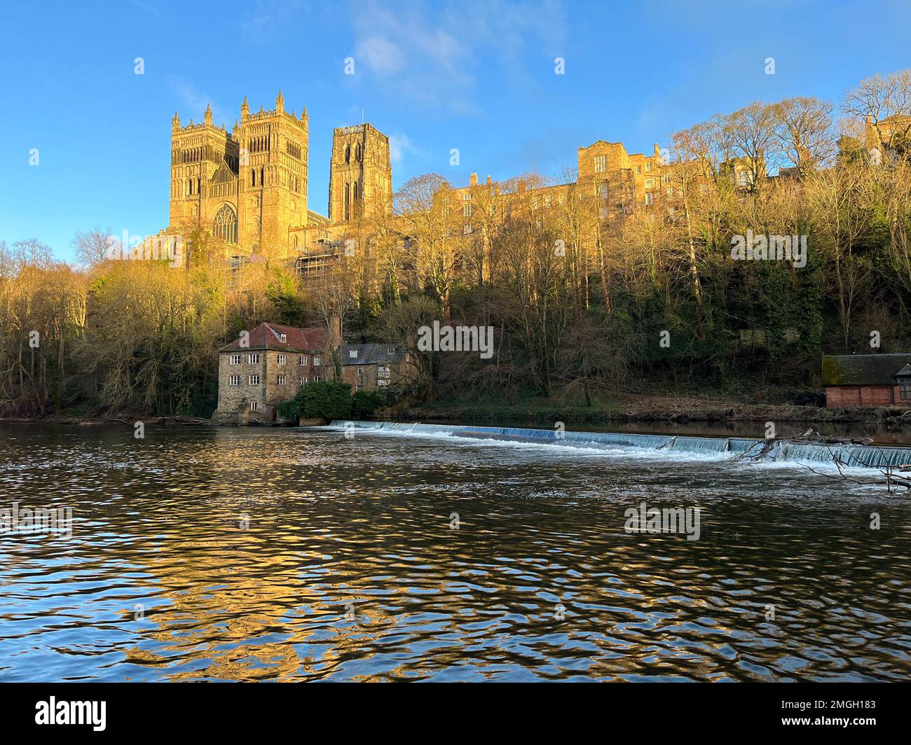 Die Kathedrale von Durham (Großbritannien) spiegelt sich in der Flusskleidung bei Sonnenuntergang wider Stockfoto