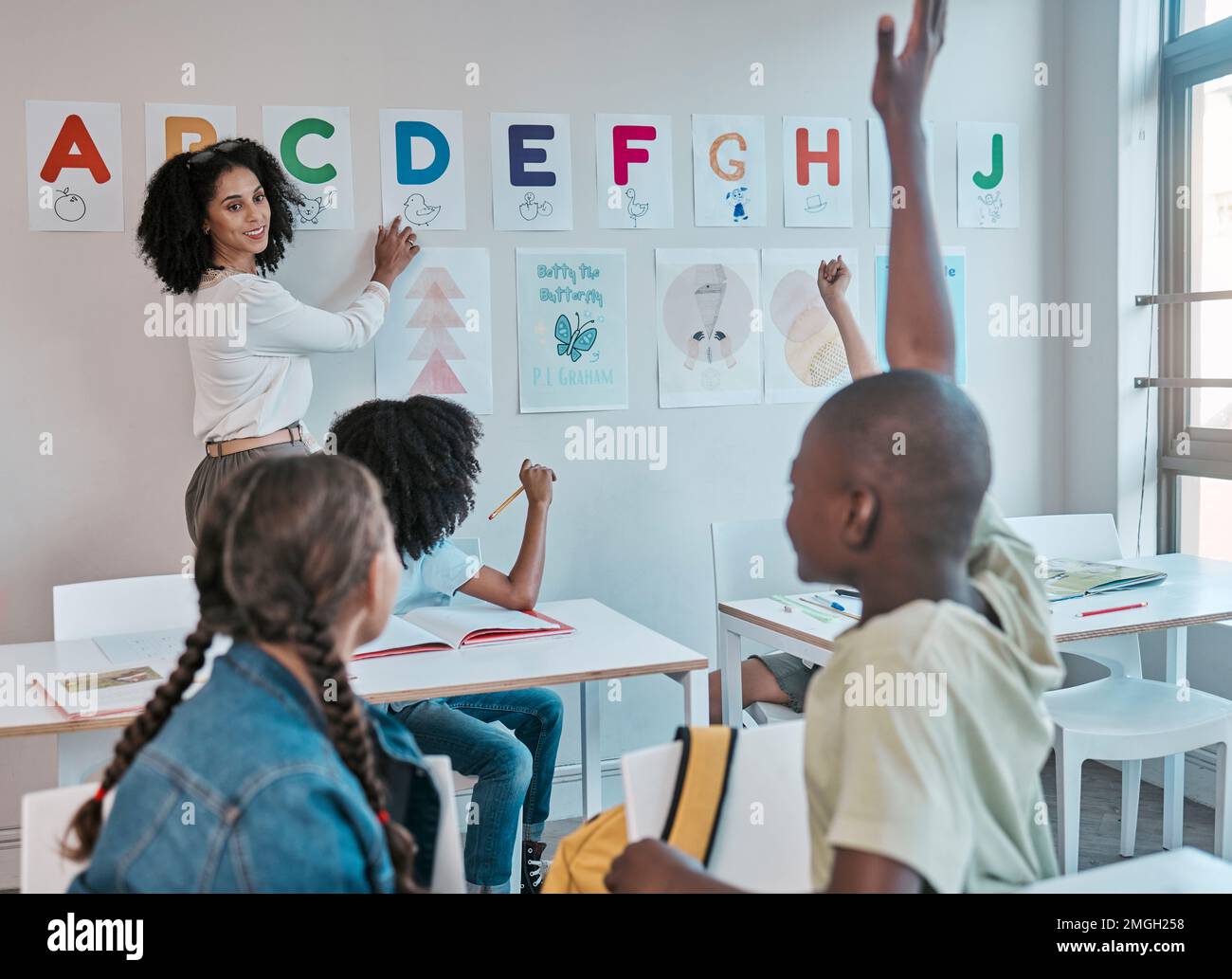 Bildung, Kinder mit Fragen oder Schüler legen Prüfungen ab, bewerten Sprachlehrer oder unterstützen Stipendien. Hand, Schule oder Gruppe von Stockfoto