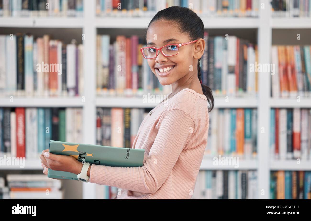Bücher, Bildung oder das Lesen von Mädchen in der Bibliothek, um Wissen oder Entwicklung für künftiges Wachstum zu erhalten. Stipendium, Porträt oder Schüler mit einem fröhlichen Lächeln Stockfoto
