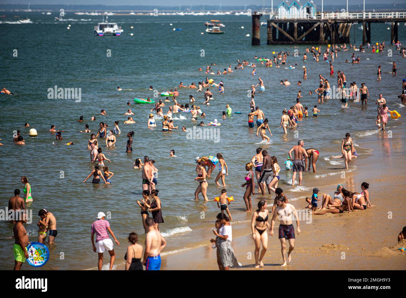 Arcachon (Südwestfrankreich): Touristen mit Füßen im Wasser, am Hauptstrand, im Sommer Stockfoto