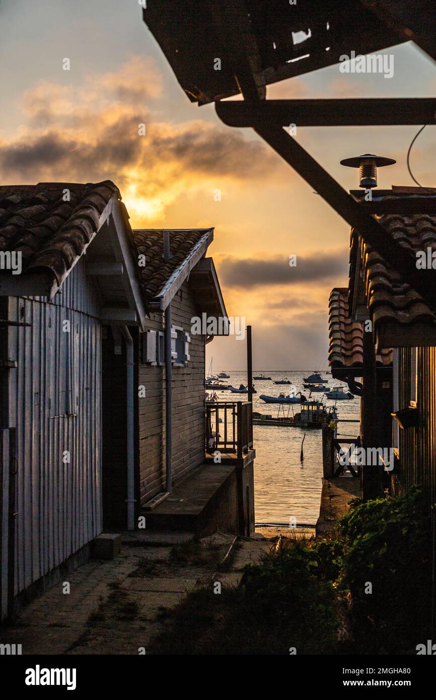 Lege-Cap-Ferret (Südwestfrankreich): Blick auf den Strand und das Ufer von den Austernhütten im Le Canon. Am Abend, in der Dämmerung. Stockfoto