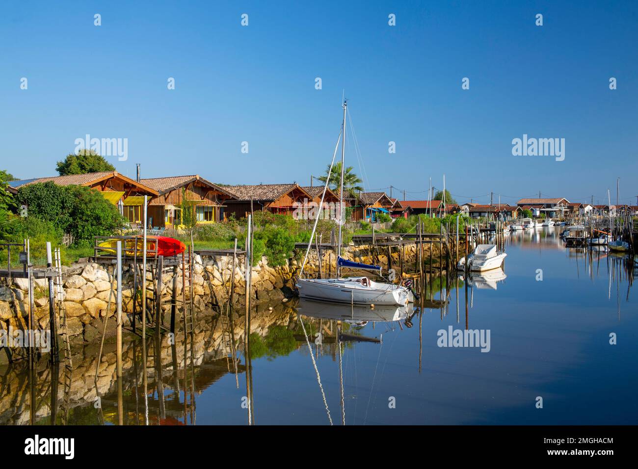 Gujan-Mestras (Südwestfrankreich): Boote entlang des Kais im Austernhafen Stockfoto