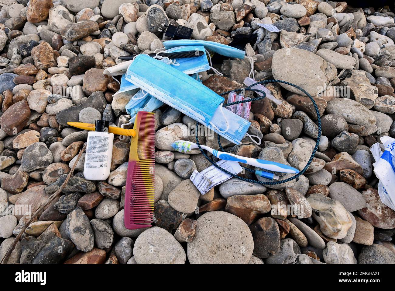 Wimereux (Nordfrankreich): Verlassene Gegenstände von Migranten am Strand in der Nähe der Landzunge „Pointe aux Oies“ Stockfoto