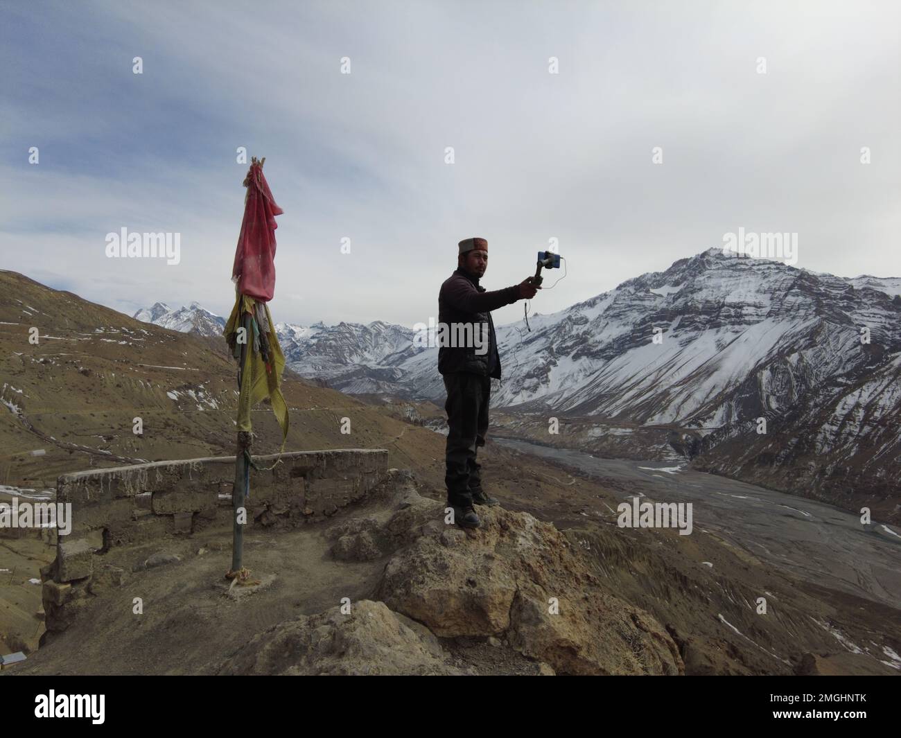 Spiti, Himachal Pradesh, Indien - 1. April 2021 : Foto eines Vloggers im Oberen Himalaya, lokales traditionelles Haus. Stockfoto