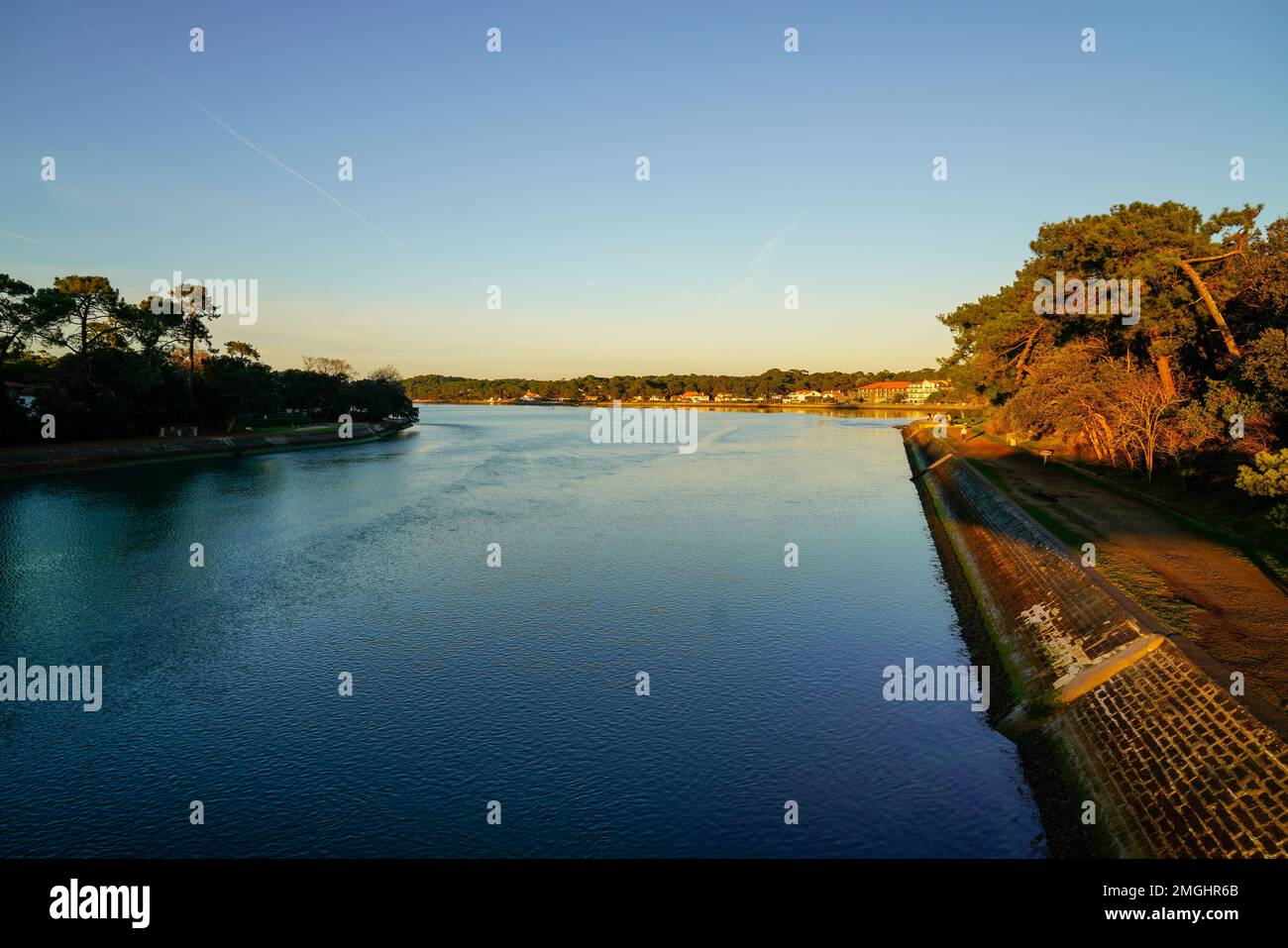 Hossegor-See mit blauem, ruhigem Wasser in landes france Stockfoto