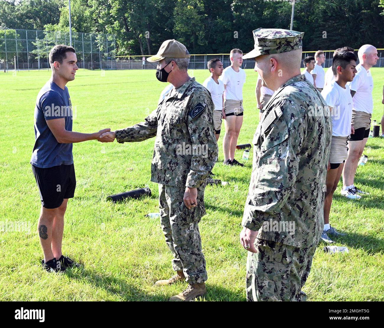 GROSSE SEEN, Illinois (24. August 2022) Rear ADM. Pete Garvin, Center, Commander, Naval Education and Training Command, überreicht eine Münze an Navy Diver 1. Class Marcus Yensick, der dem Center for Explosive Ordnance Disposal and Diving (CEODD) zugeteilt wurde, für seine Wahl zum CEODD's Sailor of the Year in Great Lakes, Illinois, 24. August 2022. Auf der Lernseite werden zwei Kurse für Kandidaten für die Sprengstoffbeseitigung (EOD), Navy Diver (ND) und Diving Medical Technician (DMT) angeboten. Der 18-tägige Vorbereitungskurs soll Seeleute auf die EOD- und ND-A-Schulen vorbereiten, indem er Schulungen und ME anbietet Stockfoto