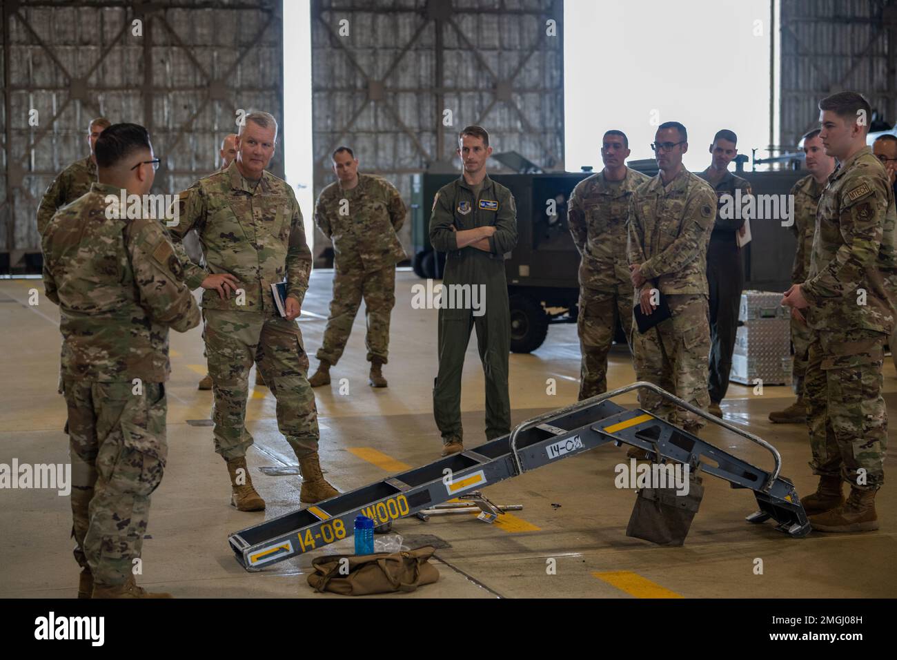 USA Air Force LT. General James Jacobson, Center, Pacific Air Forces Stellvertretender Commander, hört auf einen Auftrag von Staff Sergeant David Corona, Left, 35. Maintenance Squadron Aircraft Metal Technology Craftsman während eines PACAF-Führungsbesuchs auf dem Luftwaffenstützpunkt Misawa, Japan, 24. August 2022. Die USA Die Haltung der Luftwaffe im Pazifik bietet tödliche Fähigkeiten, die gegnerische Aggressionen abschrecken und den Frieden und die Sicherheit in der Region verbessern. Stockfoto