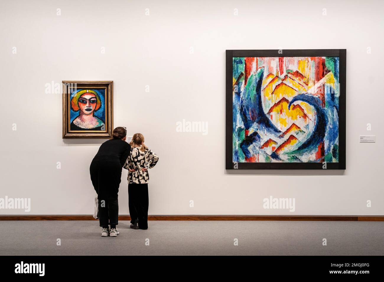 Mutter und Tochter schauen sich ein Gemälde an, Neue Nationalgalerie, Berlin, Bundesrepublik Deutschland Stockfoto