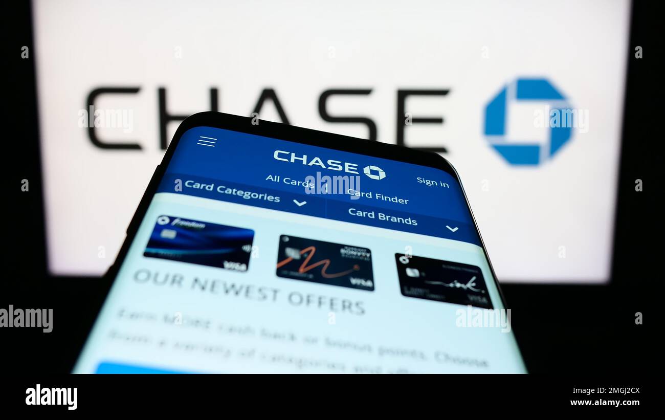 Mobiltelefon mit Webseite des US-Finanzunternehmens JPMorgan Chase Bank N.A. auf dem Bildschirm vor dem Logo. Fokus auf oberer linker Seite des Telefondisplays. Stockfoto