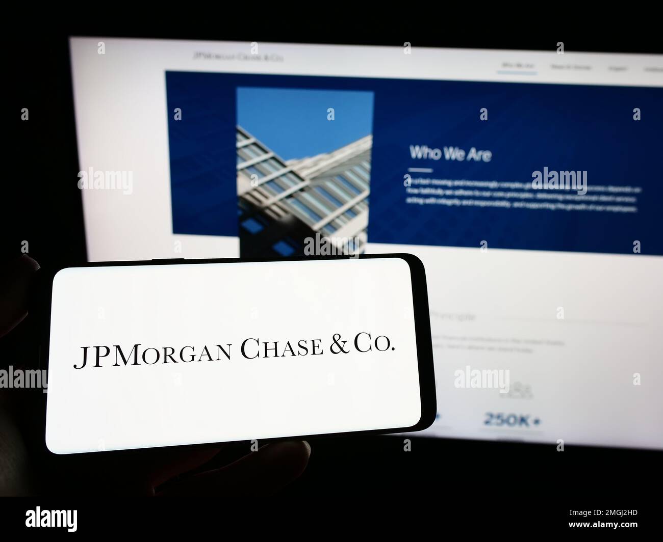 Person, die ein Smartphone mit dem Logo des Finanzdienstleisters JPMorgan Chase Co. Auf dem Bildschirm vor der Website hält. Konzentrieren Sie sich auf das Display des Telefons. Stockfoto