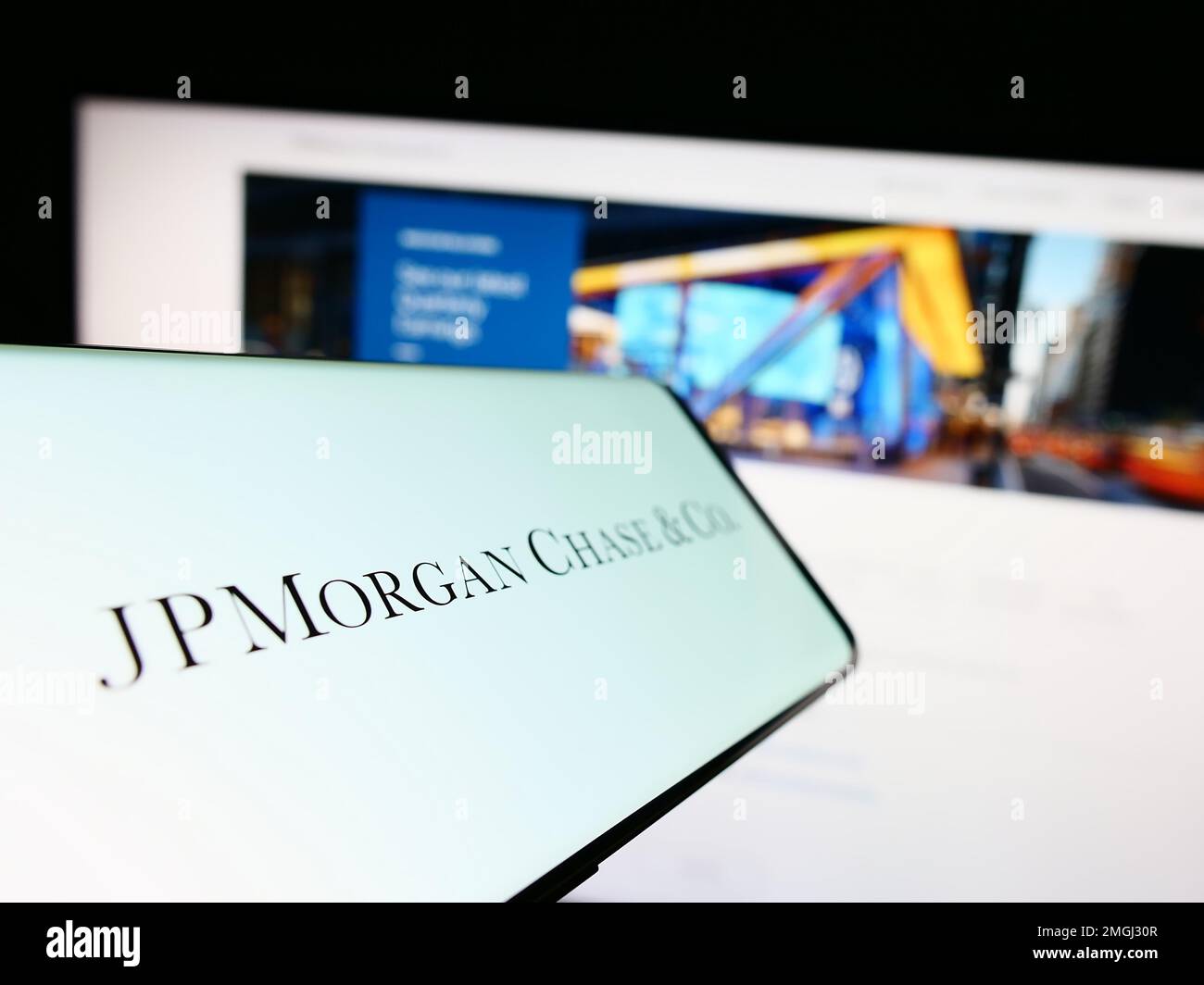 Smartphone mit Logo des Finanzdienstleisters JPMorgan Chase Co. Auf dem Bildschirm vor der Website. Fokus auf die Mitte links des Telefondisplays. Stockfoto