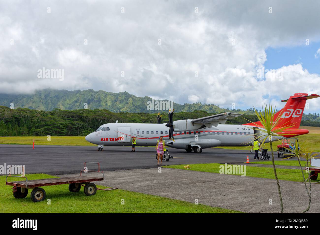 Französisch-Polynesien, Hiva OA: Flughafen Atuona oder Flughafen Hiva OA Jacques Brel. Air Tahiti ATR Regionalflugzeug auf der Landebahn und Bodenpersonal mit Witness Stockfoto