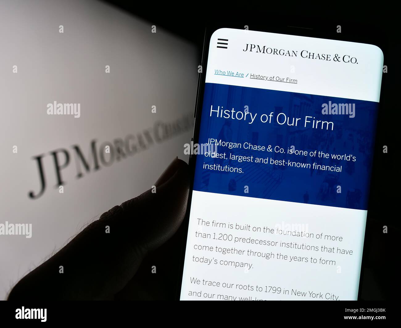 Person, die ein Mobiltelefon mit einer Webseite des Finanzdienstleisters JPMorgan Chase Co. Auf dem Bildschirm mit Logo hält. Konzentrieren Sie sich auf die Mitte des Telefondisplays. Stockfoto