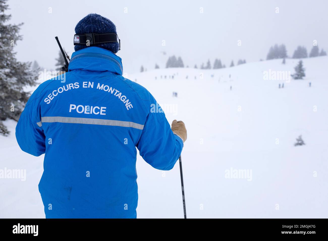 Polizei, Bergrettung. Polizeibeamter, Mitglied der Bergrettung im Winter im Departement Haute-Savoie (Französische Alpen) Stockfoto