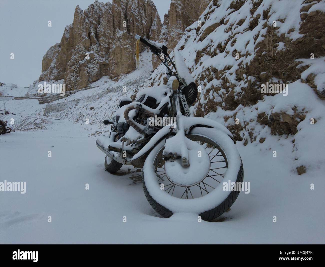 Spiti, Himachal Pradesh, Indien - 7. April 2021 : Winterlandschaft in fabelhafter Lage, schneebedeckte Motorräder im himalaya. Stockfoto