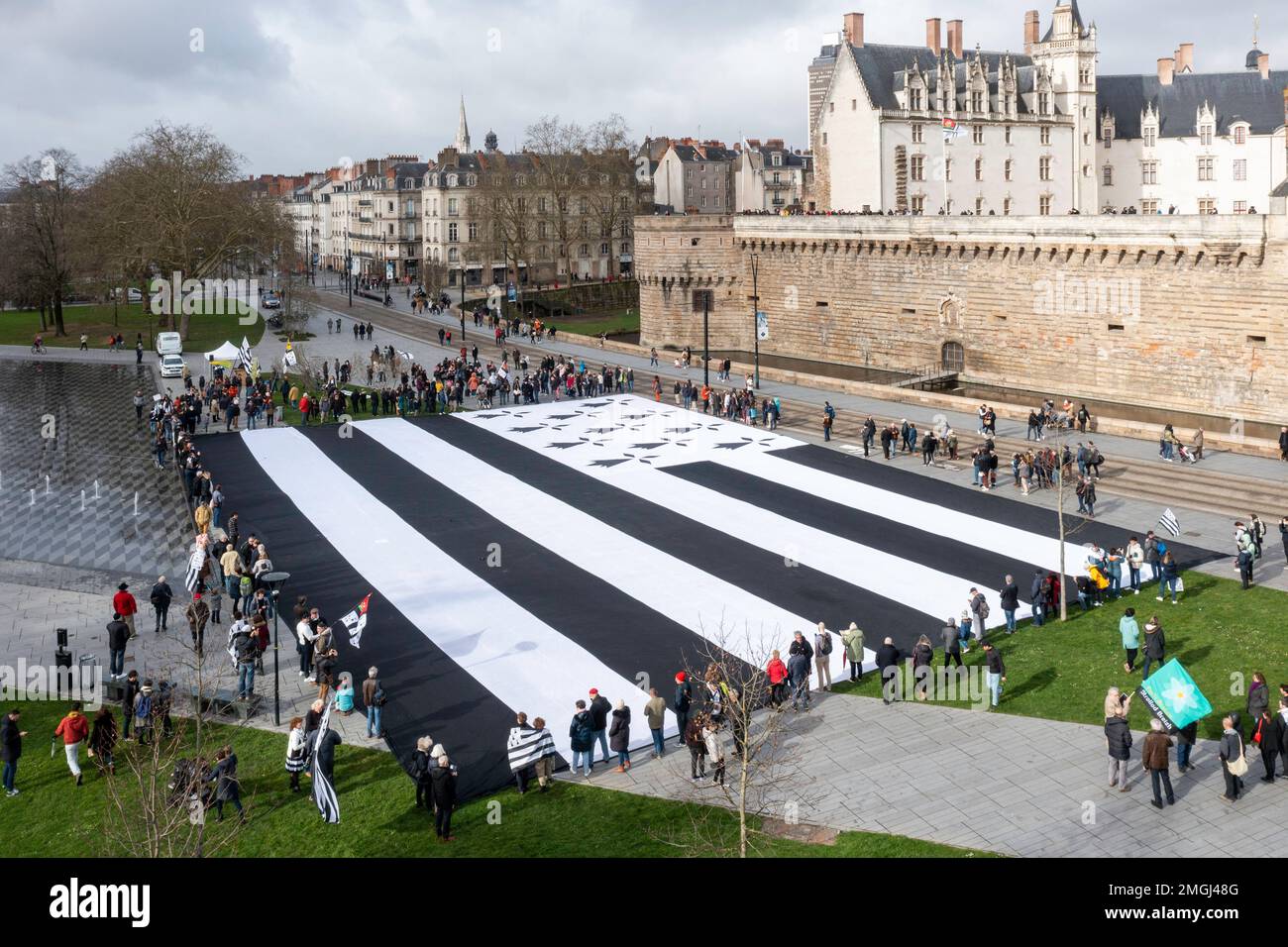 Nantes (Nordwestfrankreich), am 20. Februar 2022: Der größte Gwenn ha du (bretonische Flagge) der Welt, der von einem Verband, der es wünscht, in Nantes eingesetzt wird Stockfoto