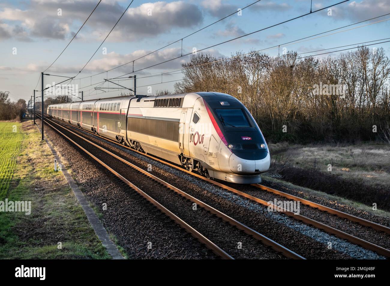 TGV Duplex, TGV inOui Hochgeschwindigkeitszug zwischen La Rochelle und Paris, hier in Croix-Chapeau (Mittelwestfrankreich) Stockfoto