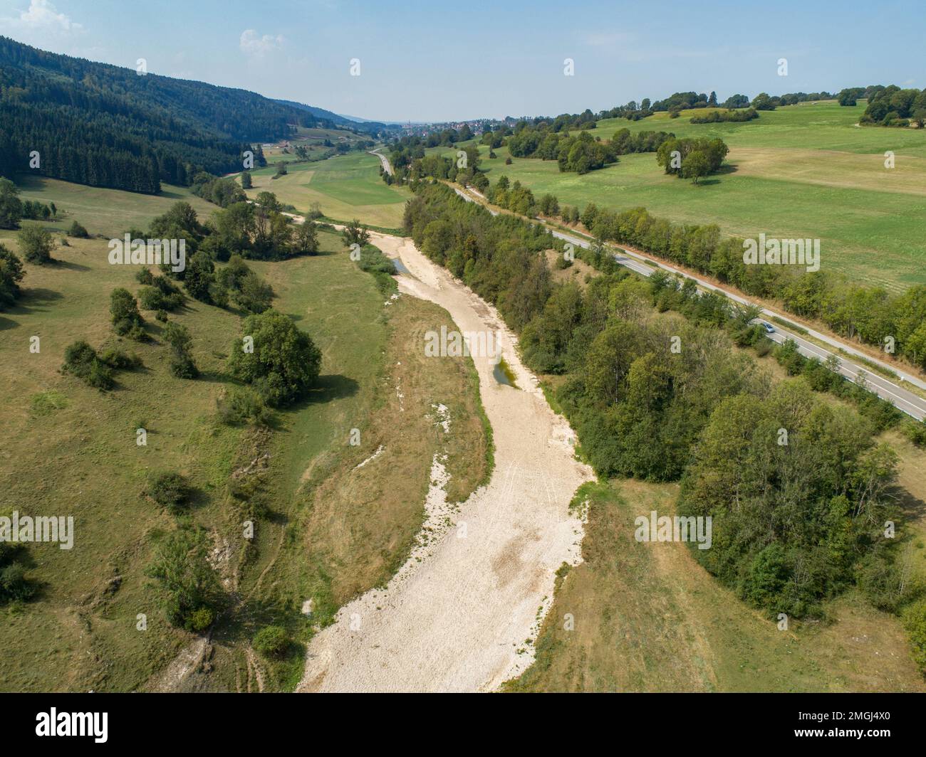 Maisons-du-Bois-Lievremont (Nordostfrankreich): Luftaufnahme des trockenen Flusses Doubs im Jura-Gebirge, August 2018 Stockfoto