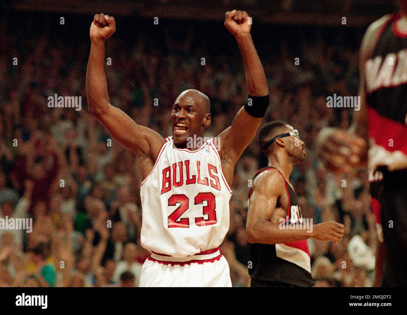 FILE - In this June 14, 1992, file photo, Michael Jordan celebrates the Bulls win over the Portland Trail Blazers in the NBA Finals in Chicago. Decades after Jordan's groundbreaking departure from college, March Madness and the NBA's mega-millions have taken all the novelty out of leaving early for the pros. (AP Photo/John Swart, File) Stockfoto