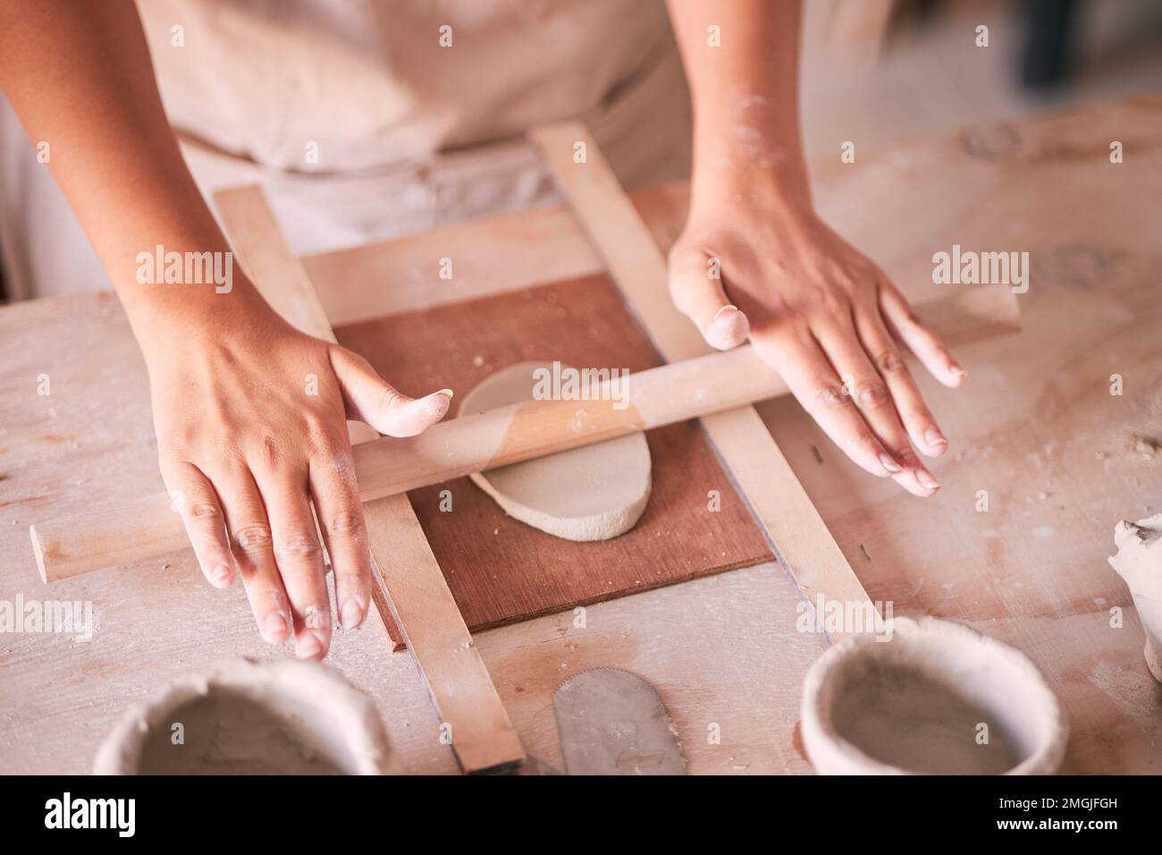 Keramik, Töpferei und Design mit Frauenhand im Werkstattstudio für Schimmel, Kreativität und Kunst. Ton, Skulptur und Produktion mit Kunsthandwerkerin Stockfoto