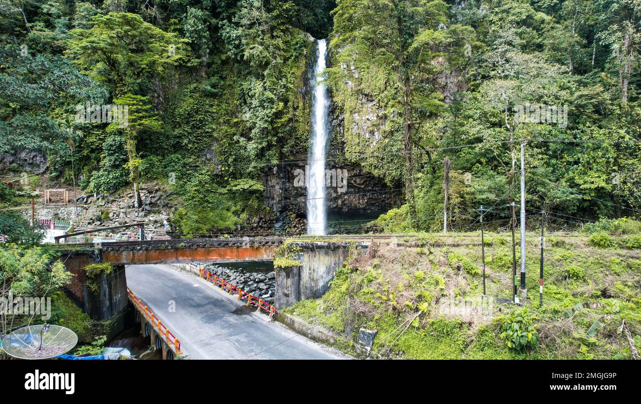 Der Lembah Anai Wasserfall, ein Naturtouristenziel in Padang, aus der Vogelperspektive. West Sumatera, Indonesien, 26. Januar 2023 Stockfoto