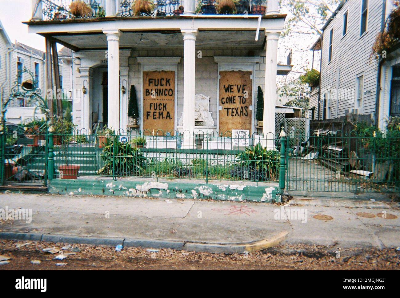 Katrina - Verletzte und Bilder - 26-HK-438-1. Gaphic Graffiti. Hurrikan Katrina Stockfoto
