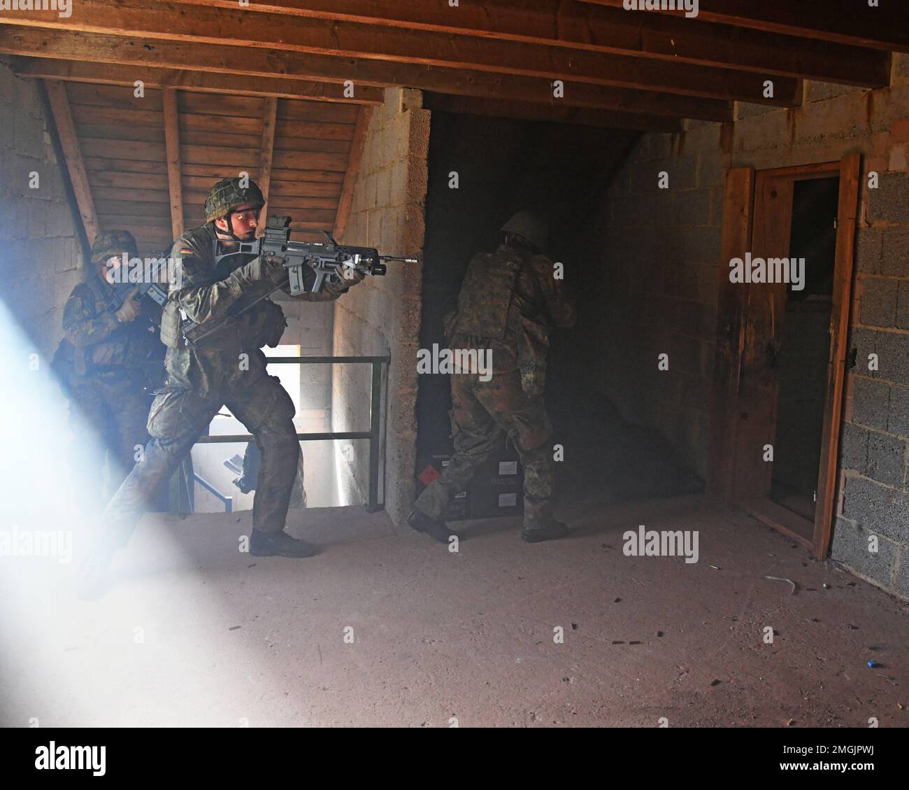 Deutsche Fallschirmjäger (Bundeswehr) mit der 4. Kompanie/Fallschirmjaeger, Regiment 26, räumt einen Raum während einer städtischen Geländekampfübung in Smith Barrack in Baumholder, Deutschland, 24. August 2022. Die Einheit trainierte in der Vorbereitung auf zukünftige Übungen und Szenarien für die Bewegung über das städtische Terrain Village. Stockfoto