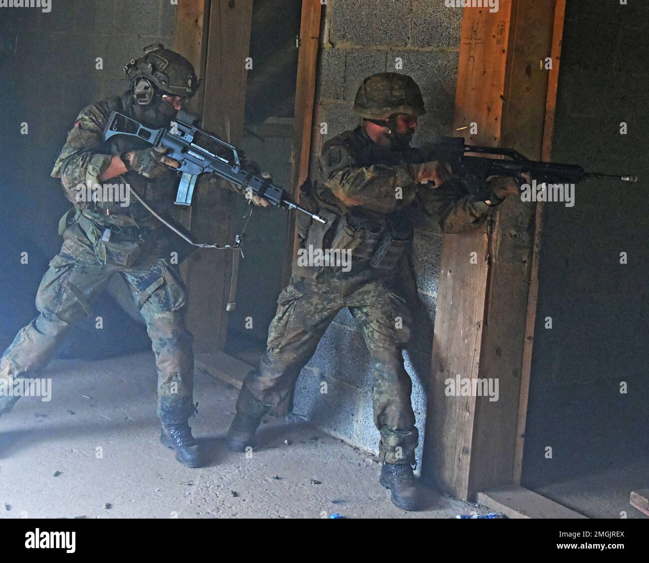 Deutsche Fallschirmjäger (Bundeswehr) mit der 4. Kompanie/Fallschirmjaeger, Regiment 26, räumt einen Raum während einer städtischen Geländekampfübung in Smith Barrack in Baumholder, Deutschland, 24. August 2022. Die Einheit trainierte in der Vorbereitung auf zukünftige Übungen und Szenarien für die Bewegung über das städtische Terrain Village. Stockfoto