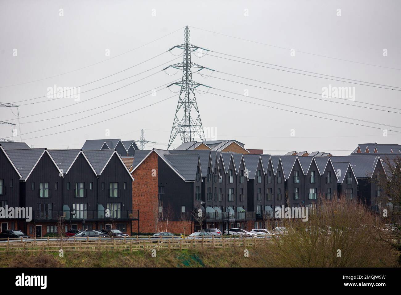 Ebbsfleet Garden City liegt an der Themse, grenzt an London, nahe zum Bluewater Shopping Centre und den Kreuzungen mit der Autobahn M25 und der A2. Die Baustelle ist alles andere als leer und heruntergekommen, denn kleine Dörfer in der Stadt ziehen bereits neue Familien und Paare an. In einem riesigen Steinbruch gelegen, wird Ebbsfleet bis 2035 32.000 neue Arbeitsplätze für Einwohner haben. Stockfoto