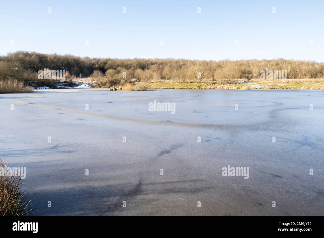 Winter gefrorener See an einem sonnigen Tag Stockfoto
