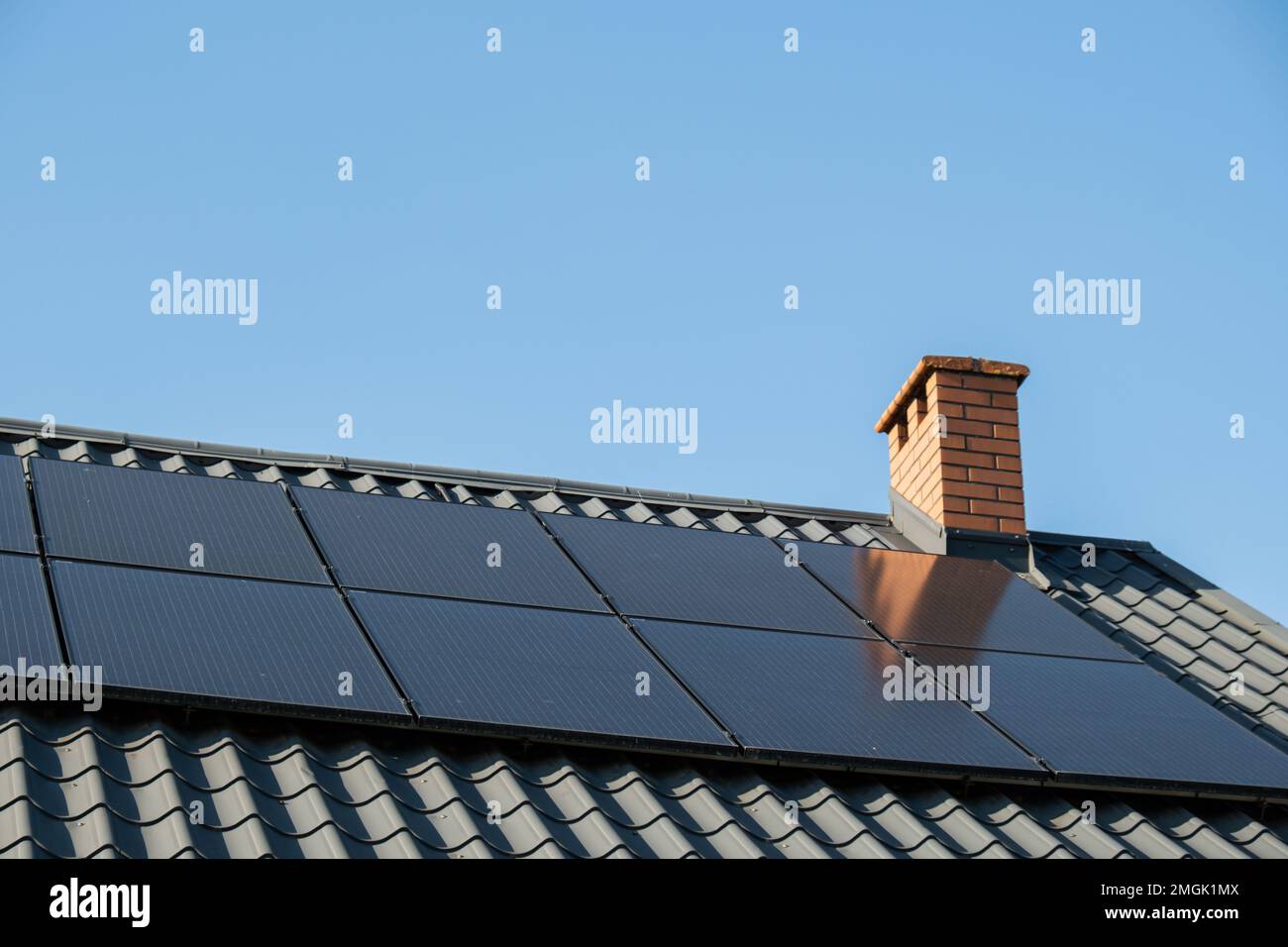 Neues ecologic Haus mit Sonnenkollektoren Alternative zu konventioneller Energie. Die Batterie wird von einer Solarzelle geladen Werbung Grüne Energie Nachhaltiges Leben Erneuerbare alternative Energie Stockfoto