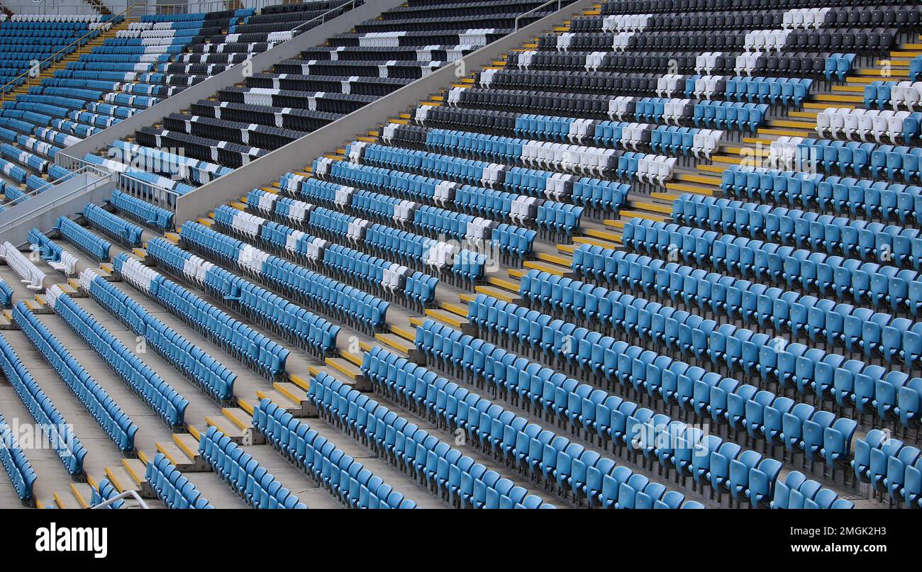 Leere Reihen mit Plastikstühlen für Sportfans in Einem Stadion Stockfoto